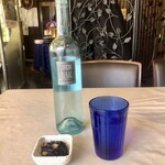 シーフードレストランネプチューン - 水はボトルで提供されます　まずは小鉢のひじき煮が到着