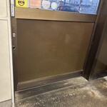 元祖ラーメン長浜家 - 入ってすぐの席！客の出入りが多く寒かった！