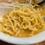 ねじ式 - 麺。太くて縮れが強いもの。ねじ式は麺も相当旨い。