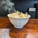 ねじ式 - 味噌らぁめん+大盛。湯気が立ち昇る一杯。