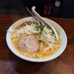 ねじ式 - 味噌らぁめん+大盛。甘めで優しい味噌に、背脂が浮かぶ。