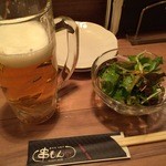 Sumibi Kushiyaki Kushimon - 生ビールとお通しのサラダ