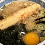 田上 - 料理写真:たぬきそば、イカ天と生卵トッピング