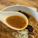 竹ほたる - ニンニクフレークが掛かった少し辛味を感じる茶濁した熊本系豚骨スープ