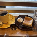 little fountain - 料理写真:ケ—キセット（ホンジュラスコ—ヒ—HOT/チ—ズケ—キプレーン)