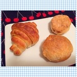 マクロビーナスとパン焼き人 - 今日のパン☻

豆乳クリームビスケット☆
ベジタリアンのためのシュークリームパン☆
クロワッサン☆
(左上から時計回りに)

マクロビなパン(๑′ᴗ‵๑)
クリームってなんで作ってるんやろ？
めっちゃ美味しい✨
(ビスケットは自作の方が美味しいかも…笑)

