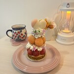 パティスリー ドュ ジュール ジュイサンス - パフェは自分で下ろすと崩れそうなのでオーナーにお皿に下ろしてもらいました(^-^;