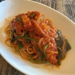 オステリアケン - ベーコンと法蓮草のトマトソースパスタ