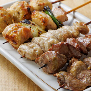 ふわふわ食感の焼き鳥や黄金の寅チキンなど、こだわりの鶏料理