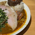 吉田カレー  - 甘口（レギュラーカレー）、並、豚小、玉ねぎアチャール、ローストポーク（限定トッピング）、ゴーダチーズ（限定トッピング）、クリームシチュー（限定）