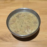 吉田カレー  - 甘口（レギュラーカレー）、並、豚小、玉ねぎアチャール、ローストポーク（限定トッピング）、ゴーダチーズ（限定トッピング）、クリームシチュー（限定）