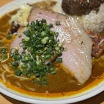 吉田カレー  - 甘口（レギュラーカレー）、並、豚小、玉ねぎアチャール、ローストポーク（限定トッピング）、ゴーダチーズ（限定トッピング）、クリームシチュー（限定）
