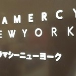 グラマシー ニューヨーク - 店のロゴ。ボケた。すいません。