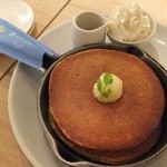 Butter - 発酵バターの窯出しフレンチパンケーキ：純生クリーム添え：760円