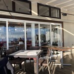 イル キャンティ カフェ 江の島 - テラスから店内を見たところ