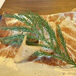 鎌倉 北じま - 揚げいなり
      杉の飾りが、冬の季節の凛とした空気感を演出している様に感じます！