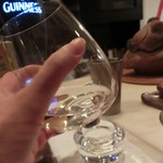 串揚げ maru - ＜再訪・2015年1月＞この珍しい形のグラスは、2010年に東京都知事賞受賞の「ワインブラー」です。