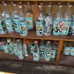 大衆酒場 かど鈴 - 卓下　キンミヤのキープボトルが並んでます