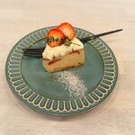 タスメット カフェ - いちごのバスクチーズケーキ