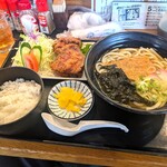 くつろぎ亭ひこべえ  - 特注きつねうどんセット　990円