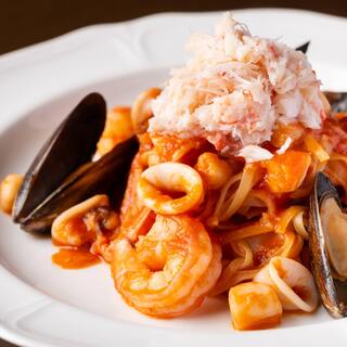 店内で製麺する自家製のもちもち生パスタ