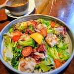 RIGOLETTO　TAPAS　LOUNGE - メカジキは1口大カットですが、そもそもソテーの分量ありますし、さらにブロッコリーやフルーツトマト、パプリカ、葉物野菜も充実で、野菜のお花畑✨✨メインもお野菜も共に充実です( *´艸)