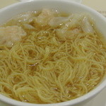 何洪記 - 海老ワンタンメン。ワンタンを底から引っ張り上げました。