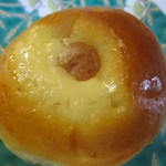 キムラヤ - ミニロールパンは２種類を購入してみました、一個目はミニウインナーです。
