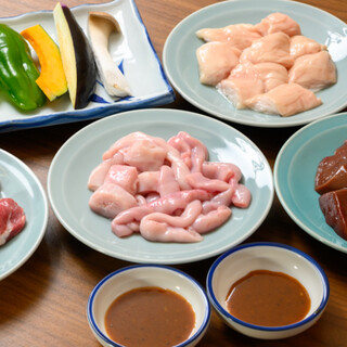 女性人気の「豚トロ」や秘伝のタレが絶品の「梅カルビ」など充実
