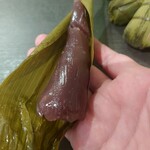 川端道喜 - 羊羹ちまき。ごまかしてるけど折れてる