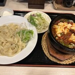 川府人家 - 刀削麺は平打ちで硬め。食べ応えのあるタイプ。
