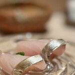 たかおか - 本日の燻製はさわら。 燻しも見事なら、さわらの身質も見事。 逸品です。 気品すらかんじさせる上質な脂身と 天然香木のような静寂な香り。 たかおか大将、殻を破りました。