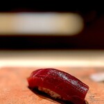 たかおか - 赤身。 たかおかさんのマグロは、長らく樋長さん。 豊洲の4大ブランドの一角です。 じっくり熟成させてます。