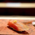 たかおか - キンメ。 ここの1貫目はキンメなのです。 今回はかなり漬けてました。 ねっとり舌に絡みつく旨味。 白身としてはかなり濃厚な脂を宿してるキンメ。 千葉鮨の筆頭。