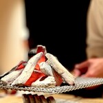 たかおか - たかおか名物、炙り鮨。 いつも、タチウオが多かったんだけど、今回は大定番のサバ。   丁寧に丁寧に炭の直火で炙ります。 ハンディーバーナーの炙りとは次元が異なる旨さになる。