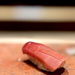 たかおか - 中トロ。 赤身と同じ個体。 舌にしっとりとすいつき絡む、生の本マグロの旨味を余すことなく。