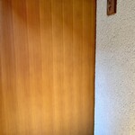 たかおか - 入ってすぐにもう1枚の扉。 ここから店内まではフラット。