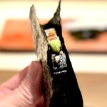 たかおか - 焼けました。 旨い海苔で包んで。 香る〜、熱々〜。 一口目の音がいい〜。 そして旨い〜。