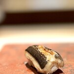 たかおか - アナゴ。 ふわとろ崩壊型のアナゴ。 エアリーなシャリとあいまって、ささっとつまんで口に放り込めば、ただちに旨味たっぷりのアナゴリゾットのできあがり。 これもツメを使ってないけど、案外、旨い。