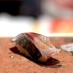 たかおか - アジ。 江戸前の中の江戸前。 香りよし、味わいよし。 旨味たっぷり。