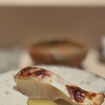 たかおか - 白甘鯛の焼き。 これもずっと見かける定番。 魚の出汁に漬け込んで焼いたもの。 味わいがしんなりと染み込んで、ちょっと普通の焼きとは趣がことなります。 これすら、一皮むけて旨くなってるよ？！
