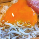 鮪お重 栄町 - 黄身クラッシュ！（本鮪×薩摩甘海老×しらす三色お重）