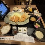 かつアンドかつ - 極上ロースカツ御膳、カキフライ2個