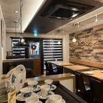 ブラッスリー・ヴィ - 店内　カウンター席から入口側を撮りました