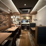 ブラッスリー・ヴィ - 入口側からみた店内
