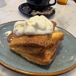 カフェ ザ サン リブズ ヒア - 