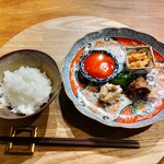 はし本 - .....十二品目 ・白ごはん　甘味の滋賀の米と香りの高知の仁井田米を７対３　おにぎりにしてくれて持ち帰り→これがまた超絶美味しい　 ・高知のカツオのツナマヨ ・卵黄の醤油漬 ・牛肉の時雨煮 ・きゅうりの漬物 ・なめ茸 ・粕汁.....