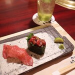 肉の匠 将泰庵 神田店 - ■和牛の炙り肉寿司とユッケ軍艦
                                ここで一気に心を掴まれる。
                                表面だけ軽く炙られた肉寿司の香ばしさと、
                                ユッケの濃厚さ…いきなりクライマックス。
                                