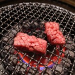 肉の匠 将泰庵 - ■幻の花咲タン塩
      歯を入れた瞬間、さくっとほどける。
      タンって、こんなに上品だったんだって思う。
      
      