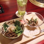 肉の匠 将泰庵 神田店 - ■ナムル三種
                                最初は優しい野菜の旨みから。
                                ごまの香りが、これから始まる和牛タイムの準備運動。
                                
                                ■季節の前菜
                                お肉の合間に、ちゃんと“和”の余白。
                                口の中がリセットされて、次がより楽しみになる。